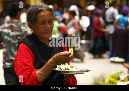 (150528) -- KATHMANDU, 28. Mai 2015 -- eine ältere Frau aus dem Bezirk Langtang isst am 28. Mai 2015 in einem Kloster in Kathmandu, der Hauptstadt Nepals. Nach Angaben eines örtlichen Beamten wurden 492 Erdbebenopfer aus dem Bezirk Langtang vorübergehend im Kloster untergebracht. ) NEPAL-KATHMANDU-ERDBEBEN-OPFER AUS LANGTANG PratapxThapa PUBLICATIONxNOTxINxCHN 150528 Kathmandu Mai 28 2015 an ältere Frau aus Long Tang Bezirk isst Nahrung in einem Kloster in Kathmandu Hauptstadt von Nepal AM 28 2015. Mai nach einem lokalen Offiziellen 492 Erdbebenopfer aus Long Tang Bezirk wurden vorübergehend sh Stockfoto