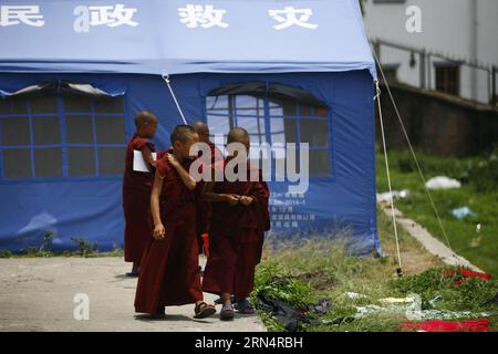 (150528) -- KATHMANDU, 28. Mai 2015 -- Junge Mönche aus einem Kloster passieren am 28. Mai 2015 ein von China gespendetes Zelt in Kathmandu, der Hauptstadt Nepals. ) NEPAL-KATHMANDU-JUNGE MÖNCHE PratapxThapa PUBLICATIONxNOTxINxCHN 150528 KATHMANDU Mai 28 2015 Junge Mönche aus einem Klosterpass von einem China spendeten Zelt in Kathmandu Hauptstadt von Nepal AM 28 2015. Mai Nepal Kathmandu junge Mönche PratapxThapa PUBLICATIONxNOTxINxCHN Stockfoto