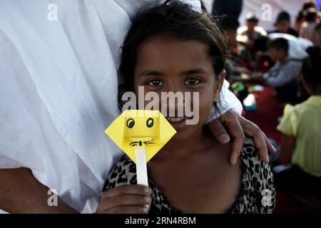 (150528) -- KATHMANDU, 28. Mai 2015 -- Ein Mädchen zeigt ihr Handwerk am 28. Mai 2015 in einem provisorischen Tierheim in Tundikhel in Kathmandu, der Hauptstadt Nepals. Die Shanti Education Initiative Nepal organisierte ein Kunst- und Handwerksprogramm, um den vom Beben betroffenen Kindern zu helfen, aus dem Beben-Trauma herauszukommen. ) NEPAL-KATHMANDU-EARTHQUAKE-AFTERMATH-CHILDREN PratapxThapa PUBLICATIONxNOTxINxCHN 150528 KATHMANDU Mai 28 2015 ein Mädchen zeigt ihr Handwerk IN einem provisorischen Shelter IN Tundikhel IN Kathmandu Hauptstadt von Nepal AM 28 2015. Mai organisierte die Shanti Education Initiative Nepal ein Kunst- und Handwerksprogramm, um der Quake AF zu helfen Stockfoto