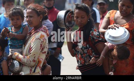 (150528) -- KATHMANDU, 28. Mai 2015 -- Menschen warteten am 28. Mai 2015 in einer provisorischen Siedlung in Tundikhel in Kathmandu, der Hauptstadt Nepals, auf, um Essen zu bekommen. Von Beben betroffene Menschen bleiben aufgrund kontinuierlicher Nachbeben immer noch in provisorischen Zelten. ) NEPAL-KATHMANDU-ERDBEBEN-SIEDLUNG SunilxSharma PUBLICATIONxNOTxINxCHN 150528 Kathmandu Mai 28 2015 Prominente warten auf Essen in einer provisorischen Siedlung in Tundikhel in Kathmandu Hauptstadt von Nepal AM 28 2015. Mai Quake betroffen Prominente sind ruhig in provisorischen Zelten zu bleiben, aufgrund der anhaltenden Nachbeben Nepal Kathmandu Erdbeben Siedlung Stockfoto