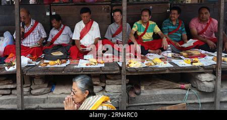 (150528) -- KATHMANDU, 28. Mai 2015 -- buddhistische Gläubige beten während einer Vergebung in Ason in Kathmandu, der Hauptstadt Nepals, am 28. Mai 2015. Verschiedene Gemeinden organisieren solche Anbetungen und beten, um die Erde um Vergebung zu bitten, um weitere Erdbeben und Nachbeben zu reduzieren. ) NEPAL-KATHMANDU-ERDBEBEN-GEBETE SunilxSharma PUBLICATIONxNOTxINxCHN 150528 Kathmandu Mai 28 2015 buddhistische Devotees beten während einer Vergebung IM ason in der nepalesischen Hauptstadt Kathmandu AM 28 2015. Mai Stockfoto
