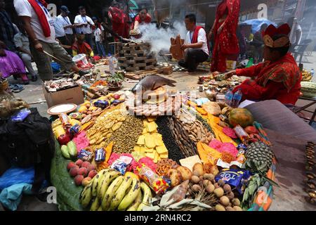 (150528) -- KATHMANDU, 28. Mai 2015 -- buddhistische Gläubige beten während einer Vergebung in Ason in Kathmandu, der Hauptstadt Nepals, am 28. Mai 2015. Verschiedene Gemeinden organisieren solche Anbetungen und beten, um die Erde um Vergebung zu bitten, um weitere Erdbeben und Nachbeben zu reduzieren. ) NEPAL-KATHMANDU-ERDBEBEN-GEBETE SunilxSharma PUBLICATIONxNOTxINxCHN 150528 Kathmandu Mai 28 2015 buddhistische Devotees beten während einer Vergebung IM ason in der nepalesischen Hauptstadt Kathmandu AM 28 2015. Mai Stockfoto