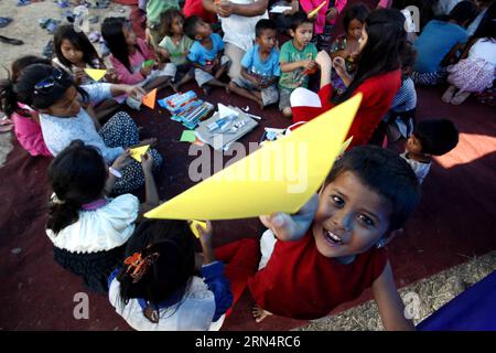 (150528) -- KATHMANDU, 28. Mai 2015 -- Kinder machen am 28. Mai 2015 in einem provisorischen Tierheim in Tundikhel in Kathmandu, der Hauptstadt Nepals, Kunsthandwerk. Die Shanti Education Initiative Nepal organisierte ein Kunst- und Handwerksprogramm, um den vom Beben betroffenen Kindern zu helfen, aus dem Beben-Trauma herauszukommen. ) NEPAL-KATHMANDU-EARTHQUAKE-AFTERMATH-CHILDREN PratapxThapa PUBLICATIONxNOTxINxCHN 150528 KATHMANDU Mai 28 2015 Kinder machen Kunsthandwerk in einem provisorischen Unterschlupf in Tundikhel IN der nepalesischen Hauptstadt Kathmandu AM 28 2015. Mai organisierte die Shanti Education Initiative Nepal ein Kunst- und Handwerksprogramm, um dem Beben zu helfen Stockfoto