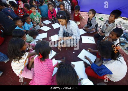 (150528) -- KATHMANDU, 28. Mai 2015 -- Kinder nehmen am 28. Mai 2015 an einem Zeichenkurs in einem provisorischen Tierheim in Tundikhel in Kathmandu, der Hauptstadt Nepals, Teil. Die Shanti Education Initiative Nepal organisierte ein Kunst- und Handwerksprogramm, um den vom Beben betroffenen Kindern zu helfen, aus dem Beben-Trauma herauszukommen. ) NEPAL-KATHMANDU-EARTHQUAKE-AFTERMATH-CHILDREN PratapxThapa PUBLICATIONxNOTxINxCHN 150528 KATHMANDU Mai 28 2015 Kinder nehmen an einem Zeichenkurs in einem provisorischen Unterschlupf in Tundikhel IN der nepalesischen Hauptstadt Kathmandu Teil, der AM 28 2015. Mai von der Shanti Education Initiative Nepal zur Kunst- und Handwerksprog organisiert wurde Stockfoto