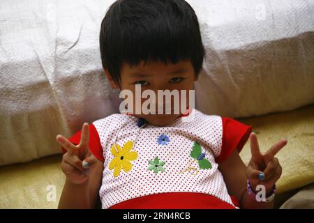 (150528) -- KATHMANDU, 28. Mai 2015 -- Ein Mädchen aus dem Bezirk Langtang posiert am 28. Mai 2015 für ein Foto in einem Kloster in Kathmandu, der Hauptstadt Nepals. Nach Angaben eines örtlichen Beamten wurden 492 Erdbebenopfer aus dem Bezirk Langtang vorübergehend im Kloster untergebracht. ) NEPAL-KATHMANDU-ERDBEBEN-OPFER AUS LANGTANG PratapxThapa PUBLICATIONxNOTxINxCHN 150528 Kathmandu Mai 28 2015 ein Mädchen aus dem Bezirk Long Tang posiert AM 28 2015. Mai in einem Kloster in der nepalesischen Hauptstadt Kathmandu für ein Foto nach Angaben eines örtlichen Offiziellen 492 Erdbebenopfer aus dem Bezirk Long Tang wurden vorübergehend geschleudert Stockfoto