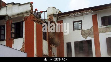 (150528) -- KATHMANDU, 28. Mai 2015 -- Arbeiter zerstören am 28. Mai 2015 ein beschädigtes Schulgebäude in Kathmandu, der Hauptstadt Nepals. Schulen sind noch nicht bereit, den Unterricht mit entsprechenden Vorbereitungen wieder aufzunehmen, obwohl die Regierung ab Mai 31 erklärt hat, Schulen in Erdbebengebieten zu eröffnen. ) NEPAL-KATHMANDU-ERDBEBEN-SCHULE SunilxSharma PUBLICATIONxNOTxINxCHN 150528 Kathmandu Mai 28 2015 Arbeiter zerstören AM 28 2015. Mai ein beschädigtes Schulgebäude in Kathmandu Hauptstadt von Nepal die Schulen sind noch nicht bereit, die Klassen mit entsprechenden Vorbereitungen wieder aufzunehmen, obwohl die Regierung zu den offenen Schulen erklärt hat Stockfoto