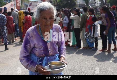 (150528) -- KATHMANDU, 28. Mai 2015 -- eine ältere Frau bringt am 28. Mai 2015 Nahrung von der Verteilungspiont in einer provisorischen Siedlung in Tundikhel in Kathmandu, der Hauptstadt Nepals. Von Beben betroffene Menschen bleiben aufgrund kontinuierlicher Nachbeben immer noch in provisorischen Zelten. ) NEPAL-KATHMANDU-ERDBEBEN-SIEDLUNG SunilxSharma PUBLICATIONxNOTxINxCHN 150528 Kathmandu Mai 28 2015 zu älterer Frau bringt Essen aus der Distribution in einer provisorischen SIEDLUNG IN Tundikhel in Kathmandu Hauptstadt von Nepal AM 28 2015. Mai Beben betroffene Prominente sind ruhig und bleiben in provisorischen Zelten aufgrund der kontinuierlichen A Stockfoto