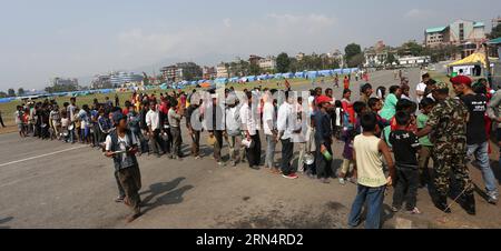 (150528) -- KATHMANDU, 28. Mai 2015 -- Menschen warteten am 28. Mai 2015 in einer provisorischen Siedlung in Tundikhel in Kathmandu, der Hauptstadt Nepals, auf, um Essen zu bekommen. Von Beben betroffene Menschen bleiben aufgrund kontinuierlicher Nachbeben immer noch in provisorischen Zelten. ) NEPAL-KATHMANDU-ERDBEBEN-SIEDLUNG SunilxSharma PUBLICATIONxNOTxINxCHN 150528 Kathmandu Mai 28 2015 Prominente warten auf Essen in einer provisorischen Siedlung in Tundikhel in Kathmandu Hauptstadt von Nepal AM 28 2015. Mai Quake betroffen Prominente sind ruhig in provisorischen Zelten zu bleiben, aufgrund der anhaltenden Nachbeben Nepal Kathmandu Erdbeben Siedlung Stockfoto