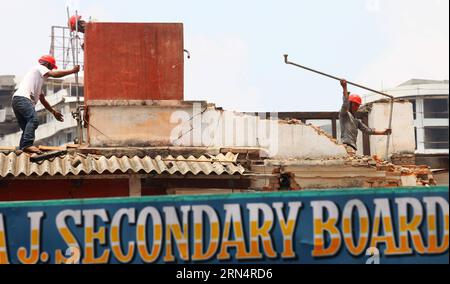 (150528) -- KATHMANDU, 28. Mai 2015 -- Arbeiter zerstören am 28. Mai 2015 ein beschädigtes Schulgebäude in Kathmandu, der Hauptstadt Nepals. Schulen sind noch nicht bereit, den Unterricht mit entsprechenden Vorbereitungen wieder aufzunehmen, obwohl die Regierung ab Mai 31 erklärt hat, Schulen in Erdbebengebieten zu eröffnen. ) NEPAL-KATHMANDU-ERDBEBEN-SCHULE SunilxSharma PUBLICATIONxNOTxINxCHN 150528 Kathmandu Mai 28 2015 Arbeiter zerstören AM 28 2015. Mai ein beschädigtes Schulgebäude in Kathmandu Hauptstadt von Nepal die Schulen sind noch nicht bereit, die Klassen mit entsprechenden Vorbereitungen wieder aufzunehmen, obwohl die Regierung zu den offenen Schulen erklärt hat Stockfoto