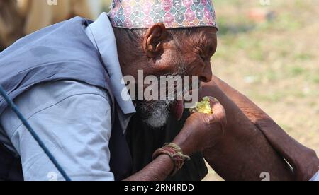 (150528) -- KATHMANDU, 28. Mai 2015 -- ein älterer Mann isst am 28. Mai 2015 in einer provisorischen Siedlung in Tundikhel in Kathmandu, der Hauptstadt Nepals. Von Beben betroffene Menschen bleiben aufgrund kontinuierlicher Nachbeben immer noch in provisorischen Zelten. ) NEPAL-KATHMANDU-ERDBEBEN-SIEDLUNG SunilxSharma PUBLICATIONxNOTxINxCHN 150528 Kathmandu Mai 28 2015 zu älteren Menschen isst Essen in einer provisorischen SIEDLUNG in Tundikhel in Kathmandu Hauptstadt von Nepal AM 28 2015. Mai Quake betroffene Prominente sind ruhig in provisorischen Zelten zu bleiben wegen der anhaltenden Nachbeben Nepal Kathmandu Erdbeben Siedlung SunilxShar Stockfoto