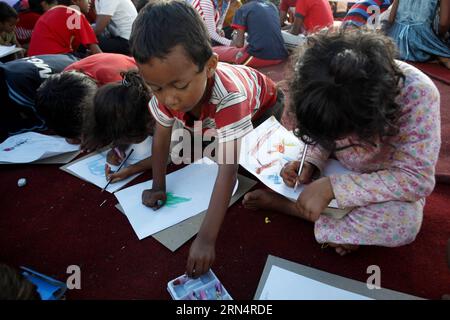 (150528) -- KATHMANDU, 28. Mai 2015 -- Kinder nehmen am 28. Mai 2015 an einem Zeichenkurs in einem provisorischen Tierheim in Tundikhel in Kathmandu, der Hauptstadt Nepals, Teil. Die Shanti Education Initiative Nepal organisierte ein Kunst- und Handwerksprogramm, um den vom Beben betroffenen Kindern zu helfen, aus dem Beben-Trauma herauszukommen. ) NEPAL-KATHMANDU-EARTHQUAKE-AFTERMATH-CHILDREN PratapxThapa PUBLICATIONxNOTxINxCHN 150528 KATHMANDU Mai 28 2015 Kinder nehmen an einem Zeichenkurs in einem provisorischen Unterschlupf in Tundikhel IN der nepalesischen Hauptstadt Kathmandu Teil, der AM 28 2015. Mai von der Shanti Education Initiative Nepal zur Kunst- und Handwerksprog organisiert wurde Stockfoto