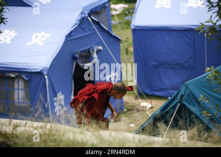 (150528) -- KATHMANDU, 28. Mai 2015 -- Ein junger Mönch aus einem Kloster geht am 28. Mai 2015 an China-gespendeten Zelten in Kathmandu, der Hauptstadt Nepals, vorbei. ) NEPAL-KATHMANDU-JUNGE MÖNCHE PratapxThapa PUBLICATIONxNOTxINxCHN 150528 Kathmandu Mai 28 2015 ein junger Mönch aus einem Klosterpass von China stiftete AM 28 2015. Mai Zelte in Kathmandu Hauptstadt von Nepal Nepal Kathmandu junge Mönche PratapxThapa PUBLICATIONxNOTxINxCHN Stockfoto