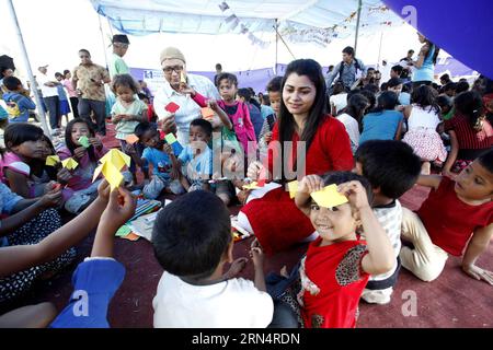 (150528) -- KATHMANDU, 28. Mai 2015 -- Kinder machen am 28. Mai 2015 in einem provisorischen Tierheim in Tundikhel in Kathmandu, der Hauptstadt Nepals, Kunsthandwerk. Die Shanti Education Initiative Nepal organisierte ein Kunst- und Handwerksprogramm, um den vom Beben betroffenen Kindern zu helfen, aus dem Beben-Trauma herauszukommen. ) NEPAL-KATHMANDU-EARTHQUAKE-AFTERMATH-CHILDREN PratapxThapa PUBLICATIONxNOTxINxCHN 150528 KATHMANDU Mai 28 2015 Kinder machen Kunsthandwerk in einem provisorischen Unterschlupf in Tundikhel IN der nepalesischen Hauptstadt Kathmandu AM 28 2015. Mai organisierte die Shanti Education Initiative Nepal ein Kunst- und Handwerksprogramm, um dem Beben zu helfen Stockfoto