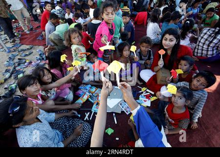 (150528) -- KATHMANDU, 28. Mai 2015 -- Kinder zeigen ihr Handwerk am 28. Mai 2015 in einem provisorischen Tierheim in Tundikhel in Kathmandu, der Hauptstadt Nepals. Die Shanti Education Initiative Nepal organisierte ein Kunst- und Handwerksprogramm, um den vom Beben betroffenen Kindern zu helfen, aus dem Beben-Trauma herauszukommen. ) NEPAL-KATHMANDU-EARTHQUAKE-AFTERMATH-CHILDREN PratapxThapa PUBLICATIONxNOTxINxCHN 150528 KATHMANDU Mai 28 2015 Children Show their handwerklich in a Temporary Shelter AT Tundikhel in Kathmandu Capital of Nepal AM 28 2015. Mai organisierte Shanti Education Initiative Nepal zum Kunst- und Handwerksprogramm, um die zu unterstützen Stockfoto