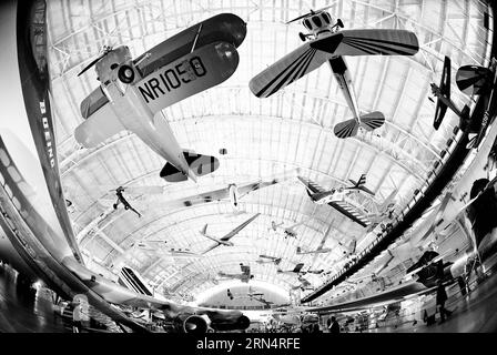 Aircraft Display, Smithsonian Air and Space Museum, Fairfax County. Schwarzweiß-Foto mit Weitwinkelansicht zahlreicher Flugzeuge, die von der Decke des riesigen Hangars abhängen. Stockfoto