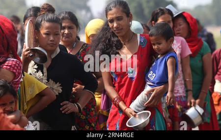(150528) -- KATHMANDU, 28. Mai 2015 -- Frauen warteten am 28. Mai 2015 in Kathmandu, der Hauptstadt Nepals, auf, um bei der vorübergehenden Siedlung zu essen. Frauen leben in provisorischen Siedlungen nach dem verheerenden Erdbeben, das ihre Gesundheit beeinflussen kann. ) NEPAL-KATHMANDU-EARTHQUAKE-AFTERMATH-INTERNATIONAL DAY OF ACTION FOR WOMEN S HEALTH SunilxSharma PUBLICATIONxNOTxINxCHN 150528 KATHMANDU May 28 2015 Women Queue to get meal AT the Temporary Settlement ON International Day of Action for Women S Health in Kathmandu Capital of Nepal AM 28 201. Mai Stockfoto