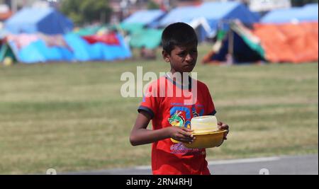(150528) -- KATHMANDU, 28. Mai 2015 -- Ein Kind trägt seine Mahlzeit am 28. Mai 2015 in sein Zelt in der provisorischen Siedlung in Kathmandu, der Hauptstadt Nepals. Die nepalesische Regierung verbietet Kindern, ohne Eltern oder zugelassene Erziehungsberechtigte zu reisen, um Menschenhändler abzuschrecken. ) NEPAL-KATHMANDU-EARTHQUAKE-AFTERMATH-CHILDREN-BAN SunilxSharma PUBLICATIONxNOTxINxCHN 150528 Kathmandu Mai 28 2015 ein Kind trägt seine Mahlzeit in sein Zelt in der provisorischen Siedlung in Kathmandu Hauptstadt von Nepal AM 28 2015. Mai verbietet die nepalesische Regierung Kindern das Reisen ohne Eltern oder zugelassene ERZIEHUNGSBERECHTIGTE, um Menschen von der Reise abzuhalten Stockfoto