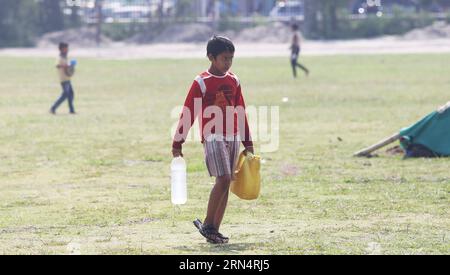 (150528) -- KATHMANDU, 28. Mai 2015 -- Ein Kind trägt Wasserflaschen zu seinem Zelt in der provisorischen Siedlung in Kathmandu, Hauptstadt Nepals, am 28. Mai 2015. Die nepalesische Regierung verbietet Kindern, ohne Eltern oder zugelassene Erziehungsberechtigte zu reisen, um Menschenhändler abzuschrecken. ) NEPAL-KATHMANDU-EARTHQUAKE-AFTERMATH-CHILDREN-BAN SunilxSharma PUBLICATIONxNOTxINxCHN 150528 Kathmandu Mai 28 2015 ein Kind trägt Wasserflaschen zu seinem Zelt in der provisorischen Siedlung in Kathmandu Hauptstadt von Nepal AM 28 2015. Mai verbietet die nepalesische Regierung Kindern das Reisen ohne Eltern oder zugelassene Erziehungsberechtigte, um Menschen abzuschrecken Stockfoto