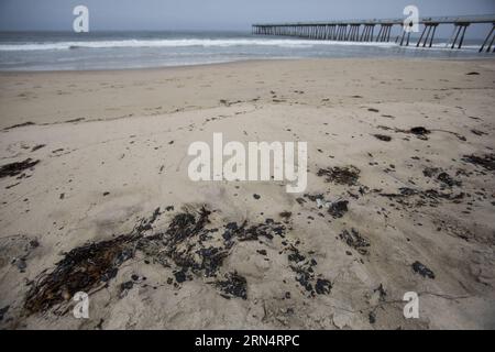 LOS ANGELES, 28. Mai 2015 -- teerähnliche Substanz, die an Land gespült wurde, wird am 28. Mai 2015 in Manhattan Beach, Kalifornien, USA gesehen. Beliebte Strände entlang der fast 9 km langen Küste von Los Angeles sind für Surfen und Schwimmen nach dem an Land gewaschenen Teer-ähnlichen Stoff unzugänglich. Die Umweltwissenschaftler sagten, es sei zu früh, um zu sagen, ob das Material in Manhattan Beach eine Beziehung zu der Ölpest am Refugio Beach in der Nähe von Santa Barbara haben könnte. Es gibt keine Anzeichen dafür, dass Wildtiere verletzt wurden. ) (zw) U.S.-LOS ANGELES-ENVIRONMENT-BEACH-CLOSE ZhaoxHanrong PUBLICATIONxNOTxINxCHN Stockfoto