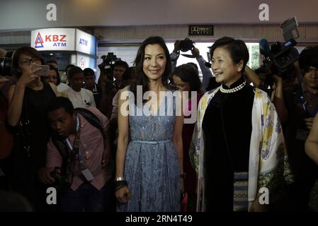 (150529) -- YANGON, 29. Mai 2015 -- die chinesische Schauspielerin Pei-pei Cheng (R) aus Hongkong und die malaysische Schauspielerin Michelle Yeoh besuchen das Internationale Film Heritage Festival in Yangon, Myanmar, 29. Mai 2015. Das von Myanmar veranstaltete International Film Heritage Festival startete am Freitag im Nay Pyi Taw Cinema in Yangon. ) (lrz) MYANMAR-YANGON-INT L FILM HERITAGE FESTIVAL UxAung PUBLICATIONxNOTxINxCHN 150529 Yangon Mai 29 2015 Chinesische Darstellerin aus Hongkong Pei Cheng r und malaysische Schauspielerin Michelle Yeoh nehmen am Internationalen Film Heritage Festival in Yangon Myanmar am 29 2015. Mai Teil Stockfoto