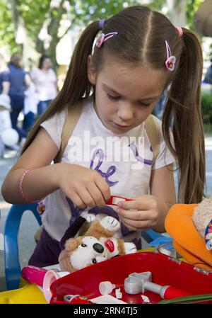 (150530) -- PEKING, 30. Mai 2015 -- Ein Mädchen nimmt am 30. Mai 2015 am Teddybär-Krankenhaus im Zrinjevac-Park in Zagreb, der Hauptstadt Kroatiens, Teil. Das Teddybär-Krankenhaus wird seit 2002 jährlich in Zagreb und anderen kroatischen Städten organisiert, um die Angst der Kinder vor Ärzten und Krankenhäusern zu zerstreuen. ) KROATIEN-ZAGREB-TEDDYBÄR KRANKENHAUS MisoxLisanin PUBLICATIONxNOTxINxCHN 150530 Peking Mai 30 2015 ein Mädchen nimmt an der Veranstaltung TEDDYBÄR Krankenhaus IM Zrinjevac Park in Zagreb Hauptstadt von Kroatien AM 30 2015 Mai Teddybär Krankenhaus wird jährlich in Zagreb und Othe organisiert Stockfoto