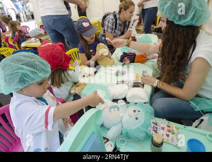 (150530) -- PEKING, 30. Mai 2015 -- Kinder nehmen am 30. Mai 2015 an der Veranstaltung des Teddybären-Krankenhauses im Zrinjevac-Park in Zagreb, der Hauptstadt Kroatiens, Teil. Das Teddybär-Krankenhaus wird seit 2002 jährlich in Zagreb und anderen kroatischen Städten organisiert, um die Angst der Kinder vor Ärzten und Krankenhäusern zu zerstreuen. ) KROATIEN-ZAGREB-TEDDYBÄR KRANKENHAUS MisoxLisanin PUBLICATIONxNOTxINxCHN 150530 Peking Mai 30 2015 Kinder nehmen an der Veranstaltung TEDDYBÄR Krankenhaus IM Zrinjevac Park in Zagreb Hauptstadt von Kroatien AM Mai 30 2015 Teddybär Krankenhaus wurde jährlich in Zagreb und OT organisiert Stockfoto