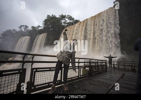 (150531) -- PUERTO IGUAZU, 30. Mai 2015 -- Touristen posieren für Fotos auf einem Fußweg, während sie die Iguazu-Fälle auf argentinischer Seite in Puerto Iguazu am 30. Mai 2015 besuchen. An der Grenze zwischen Argentinien und Brasilien gelegen, bieten die Iguazu-Fälle Besuchern 275 Wasserfälle in einem Naturpark. ) ARGENTINIEN-PUERTO IGUAZU-TOURISMUS MartinxZabala PUBLICATIONxNOTxINxCHN 150531 Puerto Iguazu Mai 30 2015 Touristen posieren für Fotos AUF einem Walkway während sie die Iguazu-Fälle AUF der argentinischen Seite in Puerto Iguazu AM 30 2015. Mai besuchen, AN der Grenze zwischen Argentinien und Brasilien die Iguazu-Fälle OFFE Stockfoto