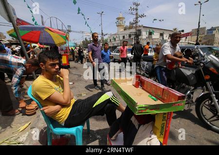 (150531) -- GAZA, 31. Mai 2015 -- Ein palästinensischer Straßenhändler verkauft am 23. Mai 2015 Zigaretten in der Stadt Rafah im südlichen Gazastreifen. Der Schmuggel durch Tunnel begann mehrere Monate nach der Kontrolle des Gazastreifens durch die islamische Hamas-Bewegung und der israelischen Blockade. Dieses Geschäft florierte nach der Absetzung des ägyptischen Präsidenten Hosni Mubarak im Jahr 2011, ging aber zurück, seit der ägyptische Präsident Mohamed Mursi abgesetzt und inhaftiert wurde. Seitdem wurden 90 Prozent der Tunnel unter den Grenzen zerstört, wie von der ägyptischen Armee und der Hamas angekündigt. Ein hochrangiger Beamter im finanzministerium von Gaza Stockfoto