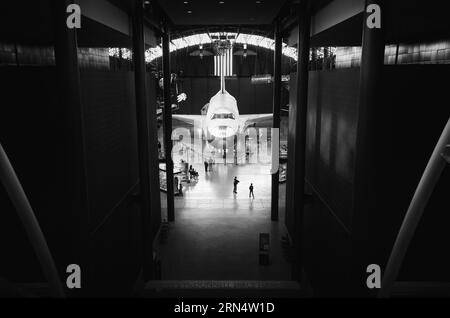 CHANTILLY, Virginia, Vereinigte Staaten – das Space Shuttle Enterprise im Udvar-Hazy Center des Smithsonian National Air and Space Museum, einem großen Hangar in Chantilly, Virginia, neben dem Flughafen Dulles und etwas außerhalb von Washington DC. Stockfoto