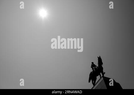 General Sherman Monument in hellem Sonnenlicht, Washington, D.C. Schwarzweißfoto, das die Statue von General Sherman auf einem Pferd zeigt, die sich am Himmel befindet. Stockfoto