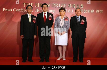 (150601) -- HONGKONG, 1. Juni 2015 -- Ehrengäste posieren für ein Gruppenfoto während einer Pressekonferenz des Shaw-Preises 2015 im südchinesischen Hongkong, 1. Juni 2015. Die Gewinner des Shaw-Preises 2015, bekannt als Nobelpreis des Ostens, der 2003 vom Medienmogul und Philanthropen Run Run Shaw ins Leben gerufen wurde, um herausragende Wissenschaftler der Welt zu loben, wurden hier am Montag bekannt gegeben. Die Preisverleihung findet am 24. September in Hongkong statt. )(wjq) CHINA-HONG KONG-SHAW PREISANKÜNDIGUNG (CN) LiuxYongdong PUBLICATIONxNOTxINxCHN 150601 Hong KONG 1 2015 Ehrengäste Stockfoto