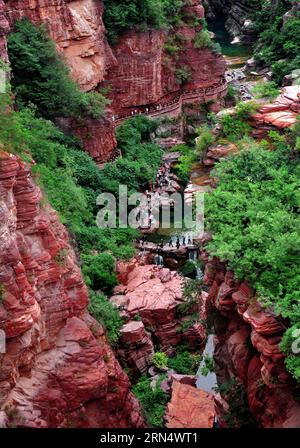 PEKING, 2015 -- Toursite Besuchen Sie das malerische Resort auf dem Yuntai Mountain in Jiaozuo, der zentralchinesischen Provinz Henan, 9. Juni 2011. Als großes und geografisch vielfältiges Land zieht China Touristen und Entdecker wegen seiner bedeutenden geomorphen Merkmale und außergewöhnlichen Schönheit an. ) (wf) CHINA-GEOLOGISCHER TOURISMUS (CN) WangxSong PUBLICATIONxNOTxINxCHN Peking 2015 toursit Besuchen Sie das Yuntai Mountain Scenic Resort in Jiaozuo Zentralchina S Henan Provinz 9. Juni 2011 als großes und geografisch vielfältiges Land zieht China Touristen und Entdecker wegen seiner bedeutenden geomorphen Merkmale und außergewöhnlichen Stockfoto