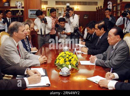 (150602) -- PHNOM PENH, 2. Juni 2015 -- der stellvertretende kambodschanische Premierminister und Außenminister Hor Namhong (1. R) trifft sich am 2. Juni 2015 in Phnom Penh (Kambodscha) mit dem stellvertretenden US-Staatssekretär für Demokratie, Menschenrechte und Arbeit Scott Busby (1. L). Der kambodschanische Premierminister Hun Sen verteidigte am Dienstag den umstrittenen Gesetzesentwurf über Nichtregierungsorganisationen (NRO) und Verbände und sagte, dass der Gesetzentwurf darauf abziele, die Aktivitäten von NRO und Verbänden in Kambodscha zu schützen und zu unterstützen. KAMBODSCHA-PHNOM PENH-US-ENTWURF NRO-RECHNUNG Sovannara PUBLICATIONxNOTxINxCHN 150602 Phnom Penh Ju Stockfoto