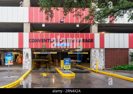 San Antonio, Texas, USA – 9. Mai 2023: Eintritt zum Parkhaus des Henry B Gonzalez Convention Center in San Antonio, Kalifornien. Stockfoto