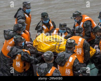 (150603) -- JIANLI, 3. Juni 2015 -- Rettungskräfte versuchen, eine Leiche am Standort des umgestürzten Schiffes im Jianli-Abschnitt des Jangtze-Flusses in der zentralchinesischen Provinz Hubei am 3. Juni 2015 zu tragen. An Bord des Passagierschiffs Eastern Star waren mehr als 450 Menschen, als es innerhalb von ein oder zwei Minuten nach einem Tornado in Jianli, Provinz Hubei, sank, so der Kapitän und Chefingenieur des Schiffs, die beide überlebten. Bis Dienstagabend waren 14 Menschen gerettet worden, sieben weitere wurden als tot bestätigt und etwa 430 wurden in der für fast sieben Deka schlimmsten Schiffskatastrophe vermisst Stockfoto