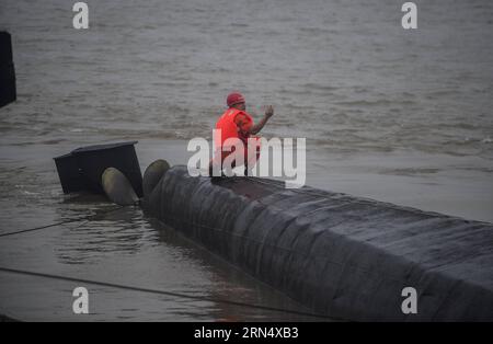 (150603) -- JIANLI, 3. Juni 2015 -- Rettungskräfte arbeiten am Standort des umgestürzten Schiffes im Jianli-Abschnitt des Jangtze-Flusses, Provinz Hubei in Zentralchina, 3. Juni 2015. An Bord des Passagierschiffs Eastern Star waren mehr als 450 Menschen, als es innerhalb von ein oder zwei Minuten nach einem Tornado in Jianli, Provinz Hubei, sank, so der Kapitän und Chefingenieur des Schiffs, die beide überlebten. Bis Dienstagabend waren 14 Menschen gerettet worden, sieben weitere wurden als tot bestätigt und etwa 430 wurden bei der schlimmsten Schifffahrtskatastrophe seit fast sieben Jahrzehnten vermisst. Mehr als 4.600 r Stockfoto