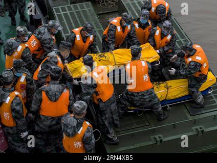 (150603) -- JIANLI, 3. Juni 2015 -- Rettungskräfte versuchen, eine Leiche am Standort des umgestürzten Schiffes im Jianli-Abschnitt des Jangtze-Flusses in der zentralchinesischen Provinz Hubei am 3. Juni 2015 zu tragen. An Bord des Passagierschiffs Eastern Star waren mehr als 450 Menschen, als es innerhalb von ein oder zwei Minuten nach einem Tornado in Jianli, Provinz Hubei, sank, so der Kapitän und Chefingenieur des Schiffs, die beide überlebten. Bis Dienstagabend waren 14 Menschen gerettet worden, sieben weitere wurden als tot bestätigt und etwa 430 wurden in der für fast sieben Deka schlimmsten Schiffskatastrophe vermisst Stockfoto