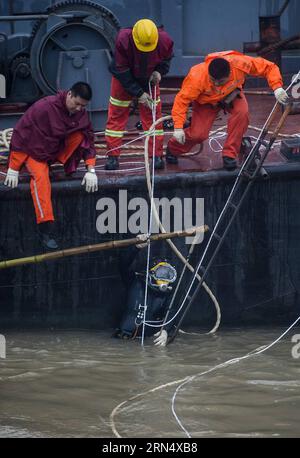 (150603) -- JIANLI, 3. Juni 2015 -- Rettungskräfte arbeiten am Standort des umgestürzten Schiffes im Jianli-Abschnitt des Jangtze-Flusses, Provinz Hubei in Zentralchina, 3. Juni 2015. An Bord des Passagierschiffs Eastern Star waren mehr als 450 Menschen, als es innerhalb von ein oder zwei Minuten nach einem Tornado in Jianli, Provinz Hubei, sank, so der Kapitän und Chefingenieur des Schiffs, die beide überlebten. Bis Dienstagabend waren 14 Menschen gerettet worden, sieben weitere wurden als tot bestätigt und etwa 430 wurden bei der schlimmsten Schifffahrtskatastrophe seit fast sieben Jahrzehnten vermisst. Mehr als 4.600 r Stockfoto