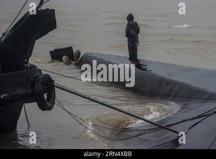 (150603) -- JIANLI, 3. Juni 2015 -- Rettungskräfte arbeiten am Standort des umgestürzten Schiffes im Jianli-Abschnitt des Jangtze-Flusses, Provinz Hubei in Zentralchina, 3. Juni 2015. An Bord des Passagierschiffs Eastern Star waren mehr als 450 Menschen, als es innerhalb von ein oder zwei Minuten nach einem Tornado in Jianli, Provinz Hubei, sank, so der Kapitän und Chefingenieur des Schiffs, die beide überlebten. Bis Dienstagabend waren 14 Menschen gerettet worden, sieben weitere wurden als tot bestätigt und etwa 430 wurden bei der schlimmsten Schifffahrtskatastrophe seit fast sieben Jahrzehnten vermisst. Mehr als 4.600 r Stockfoto