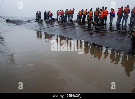 (150603) -- JIANLI, 3. Juni 2015 -- Rettungskräfte arbeiten am Standort des umgestürzten Schiffes im Jianli-Abschnitt des Jangtze-Flusses, Provinz Hubei in Zentralchina, 3. Juni 2015. An Bord des Passagierschiffs Eastern Star waren mehr als 450 Menschen, als es innerhalb von ein oder zwei Minuten nach einem Tornado in Jianli, Provinz Hubei, sank, so der Kapitän und Chefingenieur des Schiffs, die beide überlebten. Bis Dienstagabend waren 14 Menschen gerettet worden, sieben weitere wurden als tot bestätigt und etwa 430 wurden bei der schlimmsten Schifffahrtskatastrophe seit fast sieben Jahrzehnten vermisst. Mehr als 4.600 r Stockfoto