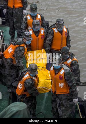 (150603) -- JIANLI, 3. Juni 2015 -- Rettungskräfte versuchen, eine Leiche am Standort des umgestürzten Schiffes im Jianli-Abschnitt des Jangtze-Flusses in der zentralchinesischen Provinz Hubei am 3. Juni 2015 zu tragen. An Bord des Passagierschiffs Eastern Star waren mehr als 450 Menschen, als es innerhalb von ein oder zwei Minuten nach einem Tornado in Jianli, Provinz Hubei, sank, so der Kapitän und Chefingenieur des Schiffs, die beide überlebten. Bis Dienstagabend waren 14 Menschen gerettet worden, sieben weitere wurden als tot bestätigt und etwa 430 wurden in der für fast sieben Deka schlimmsten Schiffskatastrophe vermisst Stockfoto