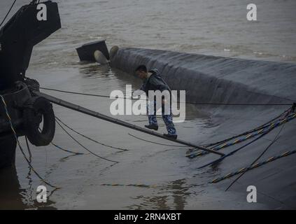 (150603) -- JIANLI, 3. Juni 2015 -- Rettungskräfte arbeiten am Standort des umgestürzten Schiffes im Jianli-Abschnitt des Jangtze-Flusses, Provinz Hubei in Zentralchina, 3. Juni 2015. An Bord des Passagierschiffs Eastern Star waren mehr als 450 Menschen, als es innerhalb von ein oder zwei Minuten nach einem Tornado in Jianli, Provinz Hubei, sank, so der Kapitän und Chefingenieur des Schiffs, die beide überlebten. Bis Dienstagabend waren 14 Menschen gerettet worden, sieben weitere wurden als tot bestätigt und etwa 430 wurden bei der schlimmsten Schifffahrtskatastrophe seit fast sieben Jahrzehnten vermisst. Mehr als 4.600 r Stockfoto