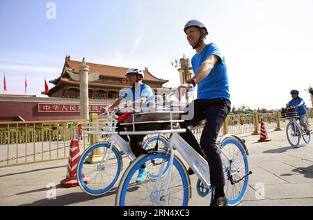 (150603) -- PEKING, 3. Juni 2015 -- Shin Young-soo (1. L), Regionaldirektor der Weltgesundheitsorganisation (WHO), und Bernhard Schwartlaender (Front), Vertreter der Westpazifik-Region der Weltgesundheitsorganisation, fahren mit Fahrrädern am Tian-Anmen-Platz vorbei, um die Umwelt- und Gesundheitswoche in Peking, Hauptstadt Chinas, am 3. Juni 2015 zu fördern. ) CHINA-BEIJING-WHO OFFICIALS-EVENT (CN) PanxXu PUBLICATIONxNOTxINxCHN 150603 Peking 3. Juni 2015 Shin Young Soo 1. L Regionaldirektor für die Region Westpazifik der Weltgesundheitsorganisation Stockfoto