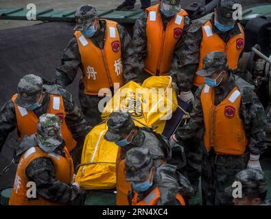 (150603) -- JIANLI, 3. Juni 2015 -- Rettungskräfte versuchen, eine Leiche am Standort des umgestürzten Schiffes im Jianli-Abschnitt des Jangtze-Flusses in der zentralchinesischen Provinz Hubei am 3. Juni 2015 zu tragen. An Bord des Passagierschiffs Eastern Star waren mehr als 450 Menschen, als es innerhalb von ein oder zwei Minuten nach einem Tornado in Jianli, Provinz Hubei, sank, so der Kapitän und Chefingenieur des Schiffs, die beide überlebten. Bis Dienstagabend waren 14 Menschen gerettet worden, sieben weitere wurden als tot bestätigt und etwa 430 wurden in der für fast sieben Deka schlimmsten Schiffskatastrophe vermisst Stockfoto