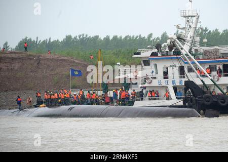 (150603) -- JIANLI, 3. Juni 2015 -- Rettungskräfte arbeiten am Standort des umgestürzten Schiffes im Jianli-Abschnitt des Jangtze-Flusses, Provinz Hubei in Zentralchina, 3. Juni 2015. Bis Dienstagabend waren 14 Menschen gerettet worden, sieben weitere wurden als tot bestätigt und etwa 430 wurden bei der schlimmsten Schifffahrtskatastrophe seit fast sieben Jahrzehnten vermisst. Mehr als 4.600 Rettungskräfte, darunter Hunderte von Tauchern, kämpften am Dienstag gegen schlechtes Wetter, als sie nach den vermissten Passagieren suchten, viele von ihnen älteren Touristen. ) (Wjq) CHINA-HUBEI-JIANLI-SINKENDE SCHIFFSRETTUNG (CN) ChengxMin PUBLICATIONxNOTxINxCHN Stockfoto