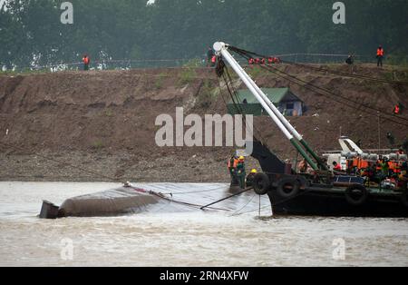 (150603) -- JIANLI, 3. Juni 2015 -- Rettungskräfte arbeiten am Standort des umgestürzten Schiffes im Jianli-Abschnitt des Jangtze-Flusses, Provinz Hubei in Zentralchina, 3. Juni 2015. Bis Dienstagabend waren 14 Menschen gerettet worden, sieben weitere wurden als tot bestätigt und etwa 430 wurden bei der schlimmsten Schifffahrtskatastrophe seit fast sieben Jahrzehnten vermisst. Mehr als 4.600 Rettungskräfte, darunter Hunderte von Tauchern, kämpften am Dienstag gegen schlechtes Wetter, als sie nach den vermissten Passagieren suchten, viele von ihnen älteren Touristen. ) (Wjq) CHINA-HUBEI-JIANLI-SINKENDE SCHIFFSRETTUNG (CN) ChengxMin PUBLICATIONxNOTxINxCHN Stockfoto