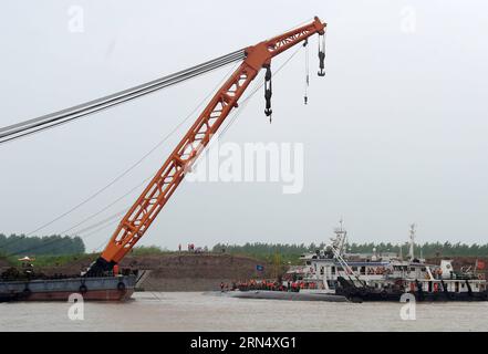 (150603) -- JIANLI, 3. Juni 2015 -- Rettungskräfte arbeiten am Standort des umgestürzten Schiffes im Jianli-Abschnitt des Jangtze-Flusses, Provinz Hubei in Zentralchina, 3. Juni 2015. Bis Dienstagabend waren 14 Menschen gerettet worden, sieben weitere wurden als tot bestätigt und etwa 430 wurden bei der schlimmsten Schifffahrtskatastrophe seit fast sieben Jahrzehnten vermisst. Mehr als 4.600 Rettungskräfte, darunter Hunderte von Tauchern, kämpften am Dienstag gegen schlechtes Wetter, als sie nach den vermissten Passagieren suchten, viele von ihnen älteren Touristen. ) (Wjq) CHINA-HUBEI-JIANLI-SINKENDE SCHIFFSRETTUNG (CN) ChengxMin PUBLICATIONxNOTxINxCHN Stockfoto