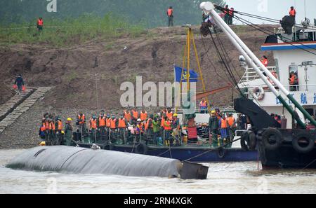 (150603) -- JIANLI, 3. Juni 2015 -- Rettungskräfte arbeiten am Standort des umgestürzten Schiffes im Jianli-Abschnitt des Jangtze-Flusses, Provinz Hubei in Zentralchina, 3. Juni 2015. Bis Dienstagabend waren 14 Menschen gerettet worden, sieben weitere wurden als tot bestätigt und etwa 430 wurden bei der schlimmsten Schifffahrtskatastrophe seit fast sieben Jahrzehnten vermisst. Mehr als 4.600 Rettungskräfte, darunter Hunderte von Tauchern, kämpften am Dienstag gegen schlechtes Wetter, als sie nach den vermissten Passagieren suchten, viele von ihnen älteren Touristen. ) (Wjq) CHINA-HUBEI-JIANLI-SINKENDE SCHIFFSRETTUNG (CN) ChengxMin PUBLICATIONxNOTxINxCHN Stockfoto