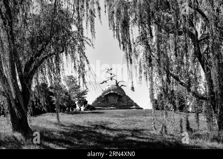 Navy-Merchant Marine Memorial, Arlington. Schwarzweiß-Foto mit der Gedenkskulptur, eingerahmt von weinenden Weidenbäumen. Stockfoto