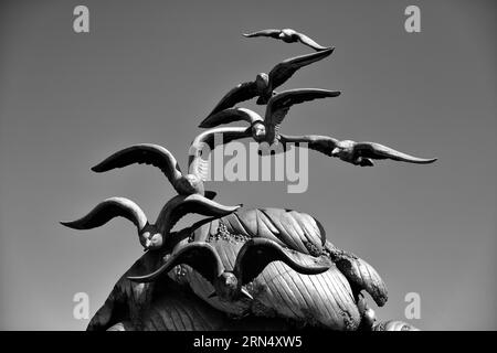 Seagull Skulptur, Navy-Merchant Marine Memorial, Arlington. Schwarz-weiß-Foto, das die geschnitzten Vögel vor einem klaren Himmel zeigt. Stockfoto